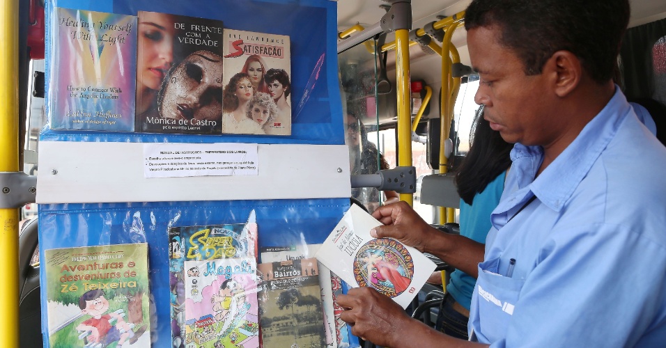 Cobrador monta biblioteca em ônibus em Brasília / Uol Educação